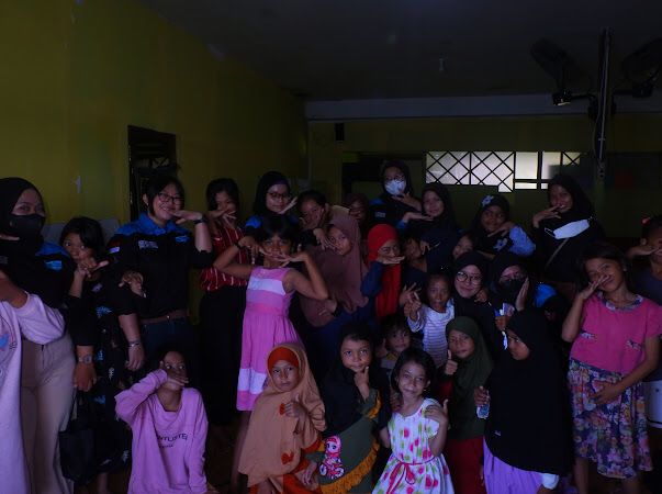 UKM SEC Poltekba Terjun ke Masyarakat, Beri Edukasi dan Ilmu Dasar Bahasa Inggris