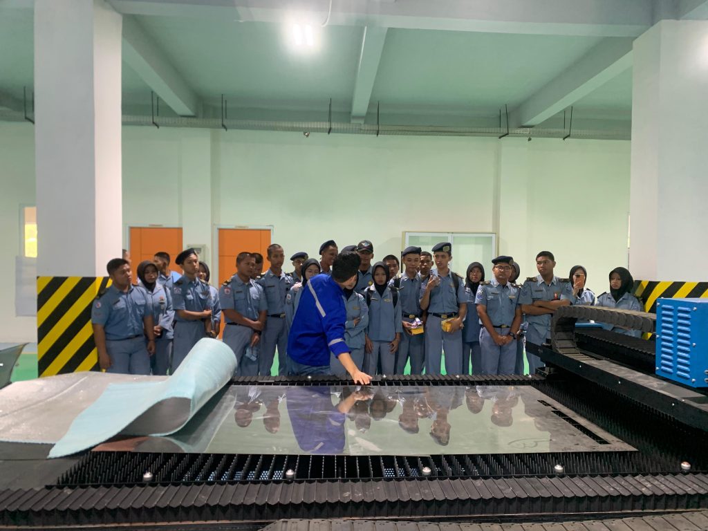 Tour Kampus SMKN 5 Balikpapan di Workshop Manufaktur