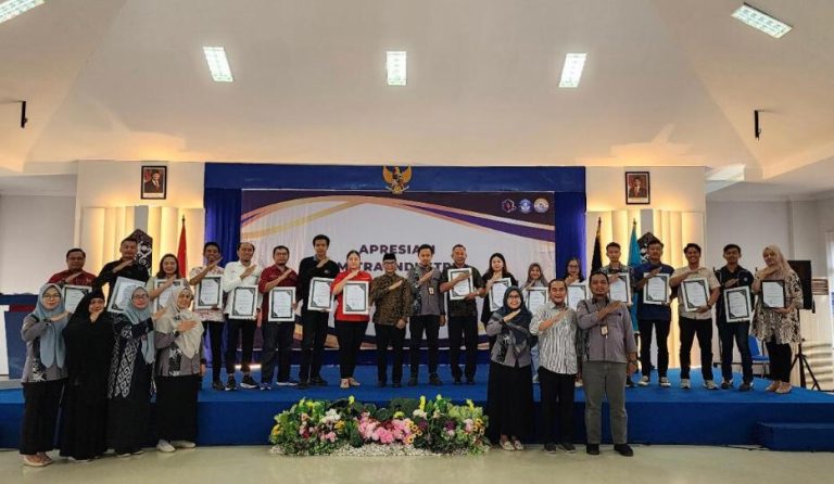 Foto Bersama Poltekba Bersama Mitra Industri
