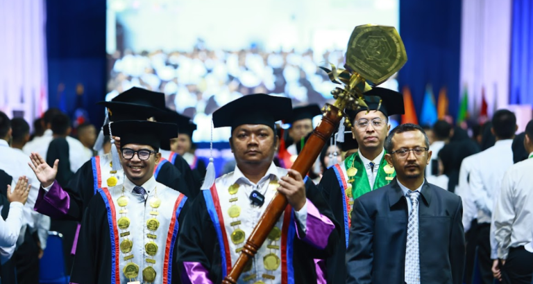 Poltekba Kukuhkan Mahasiswa Baru dan Perkuat Komitmen Indonesia Emas 2045